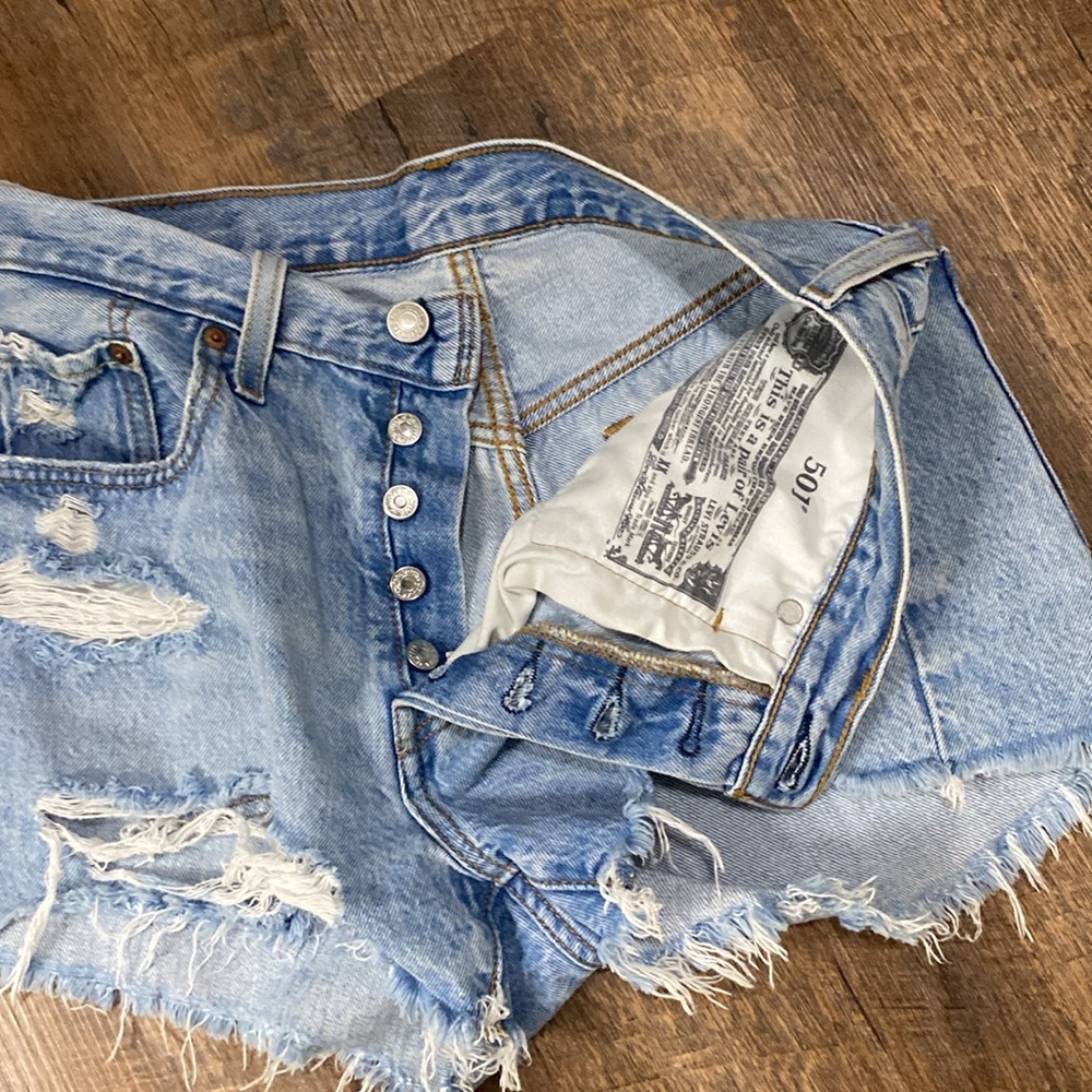 VINTAGE LEVI’S 501 PREMIUM CUT OFF DISTRESSED JEAN SHORTS FESTIVAL DAISY DUKES - Picture 4 of 7